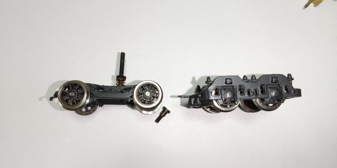 二軸先台車、二軸従台車、テンダー台車、他パーツ。 鉄道模型、HOゲージ。