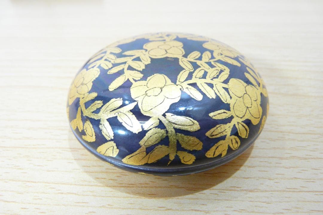 小野珀子 造 金襴手 香合 勿忘草の絵 釉裏金彩 本物保証
