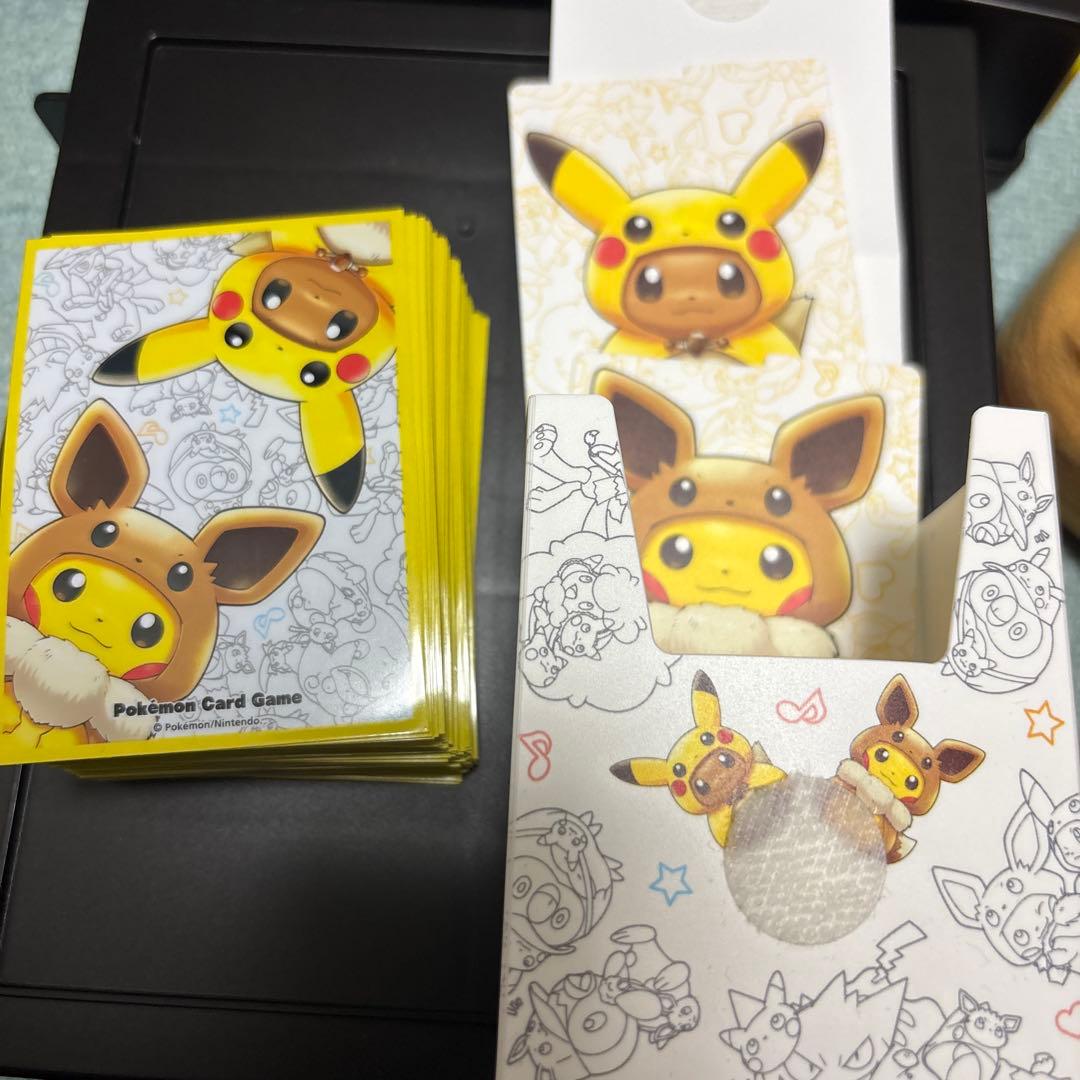 ポケモンカード デッキシールド スリーブ ポンチョを着たピカチュウ