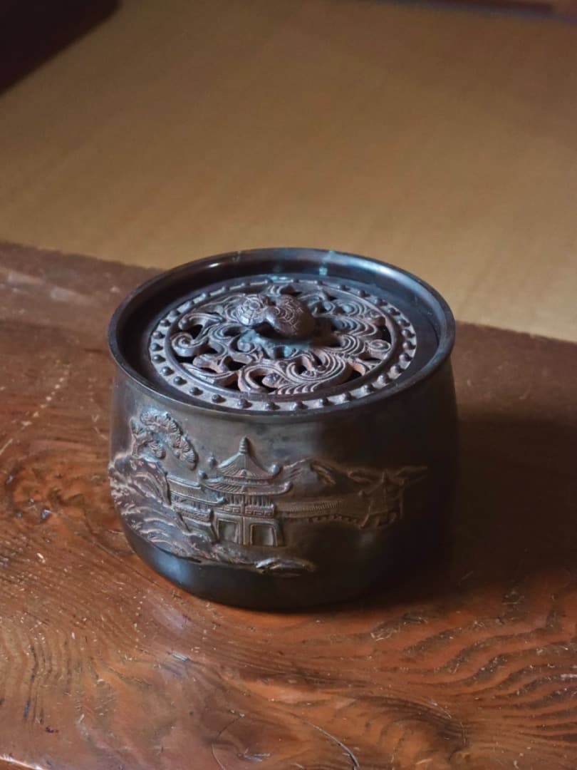 楼閣山水紋　霊芝摘蓋　建水　銅製　茶道具　佐渡銅器　重さ1900g　Q2331 楼閣山水紋 霊芝摘蓋 建水 銅製 茶道具 佐渡銅器 重さ1900g Q2331