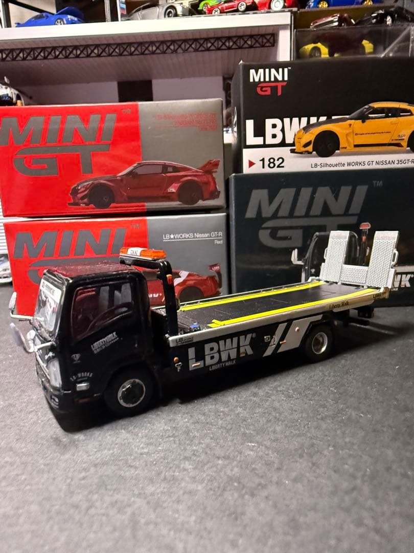 MINI GT LBWK 積載車と3台セット　追加でフィギュア