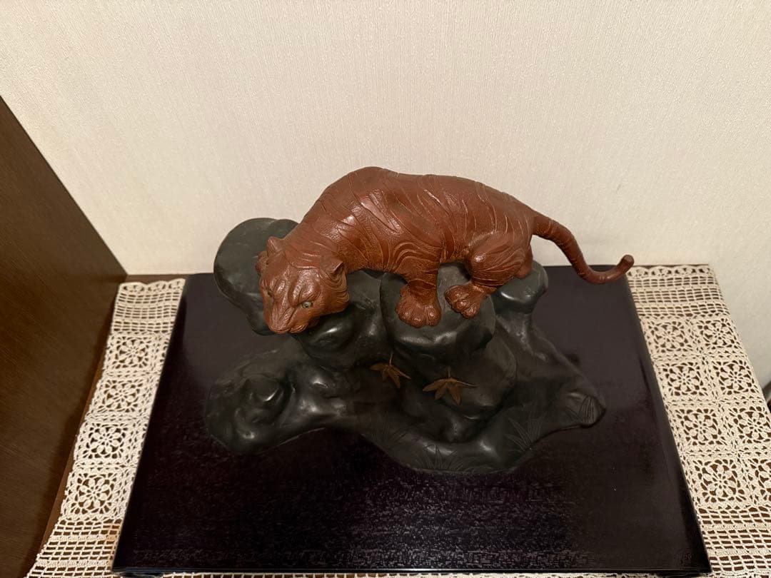 鋳銅 雅章作 虎置物 虎 置物 インテリア オブジェ 台座付き
