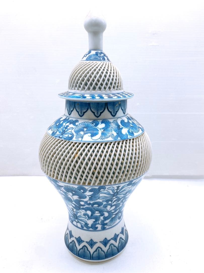 有田焼 西浦琴峰作 網目透細工 染付唐草文花瓶 網目透かし 飾壺 花器