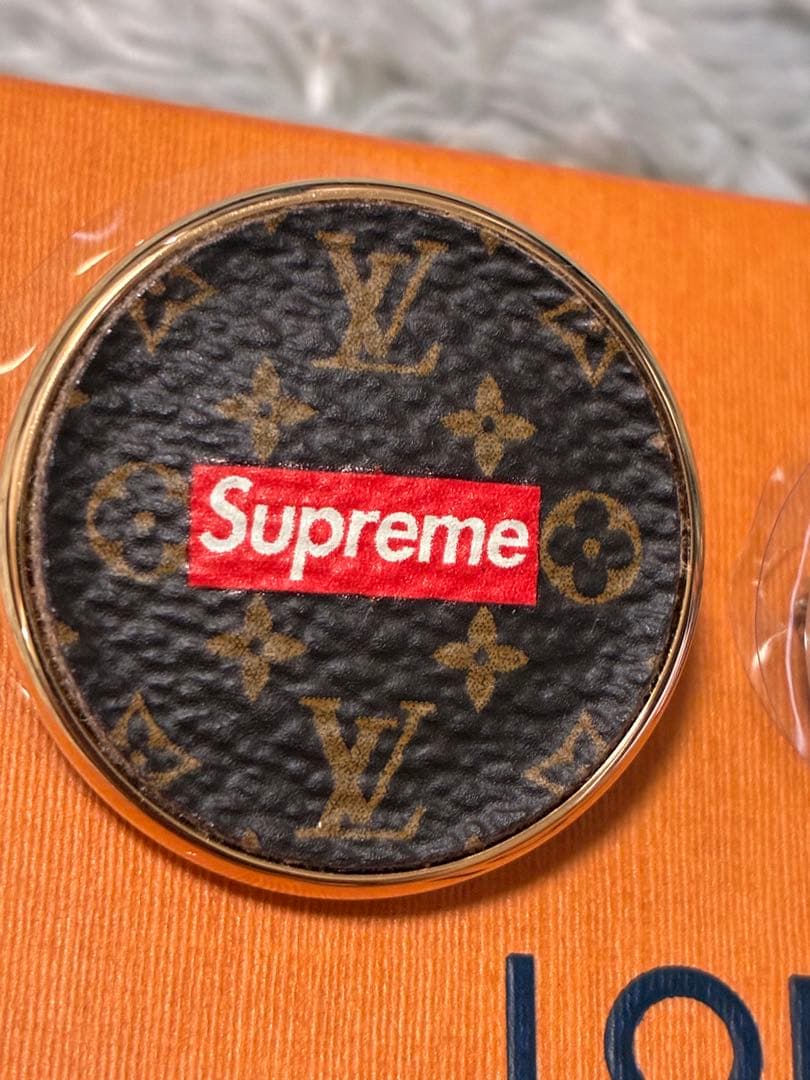 ルイ・ヴィトン シュプリーム　コラボ　ピンバッジ　未使用品　箱　袋付