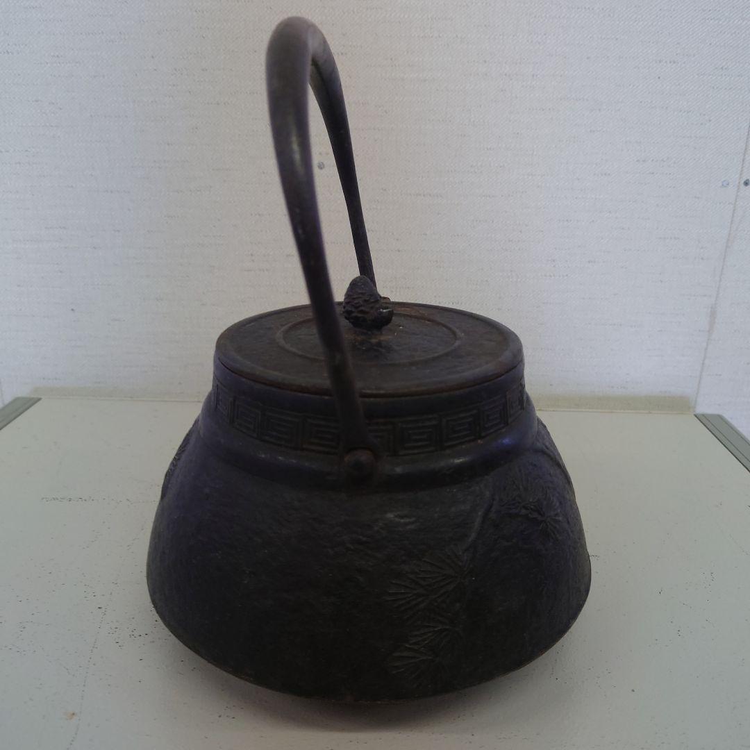 黒い鋳鉄製鉄瓶 花模様