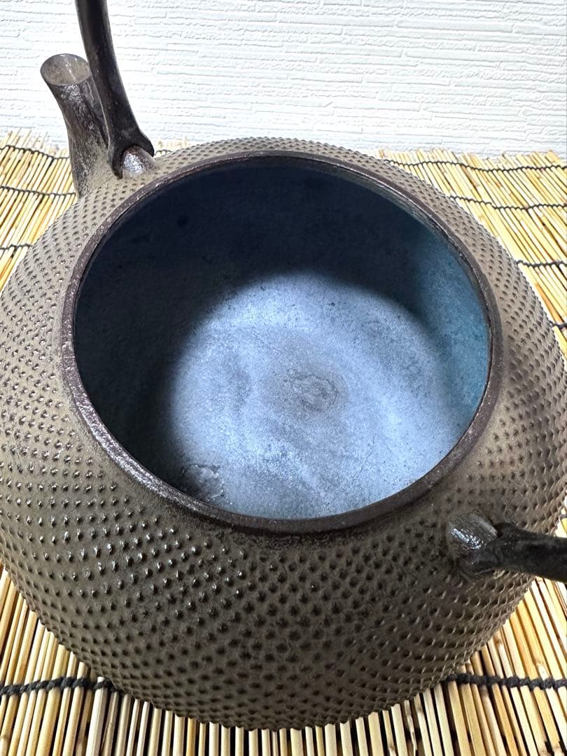 未使用品、タグ付　南部照光堂造　１８型アラレ　南部鉄瓶　南部鉄器　鉄瓶