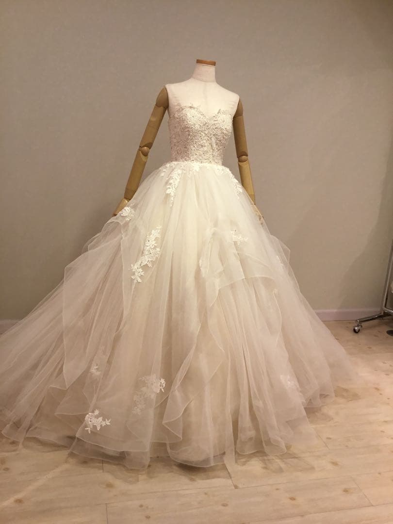 YNS WEDDINGウェディングドレス フリル付きプリンセスライン