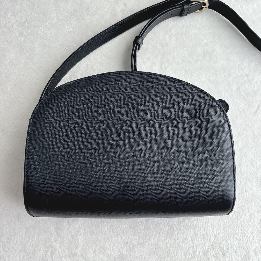 【美品】アーペーセー　ショルダーバッグ　ハーフムーン　サフィアーノ　黒