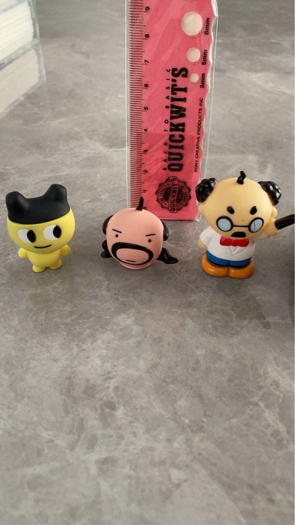 Tamagotchi + Color 2008年製　と攻略本、フィギュア3体