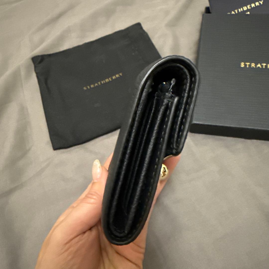 なこ様ご購入用☆STRATHBERRY ブラック 二つ折り財布 - メルカリ