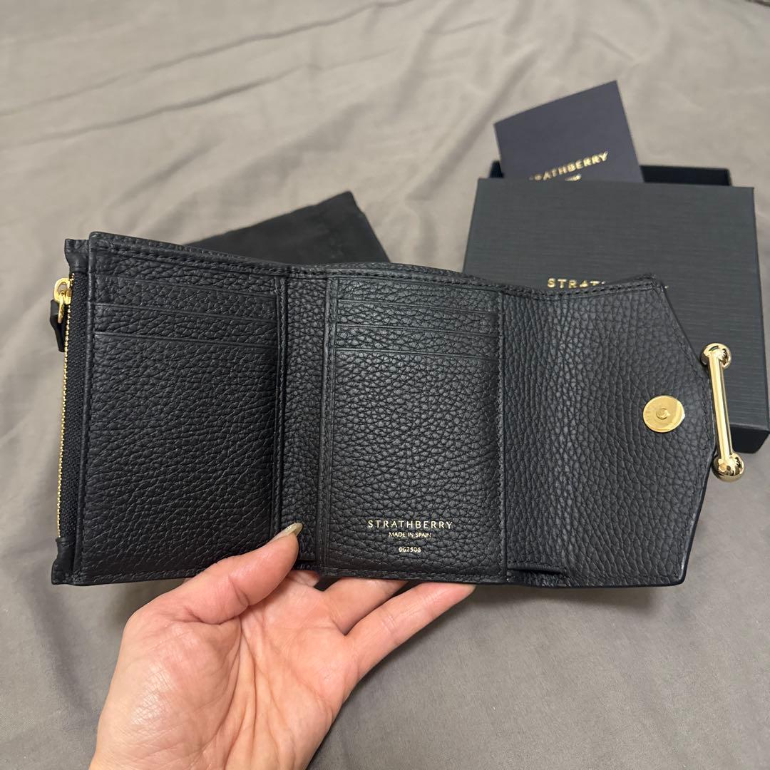 なこ様ご購入用☆STRATHBERRY ブラック 二つ折り財布 - メルカリ