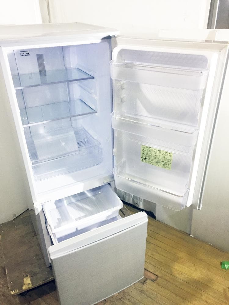 玄関前SHARP 167L 冷蔵庫【SJ-D17D-S】E4AO