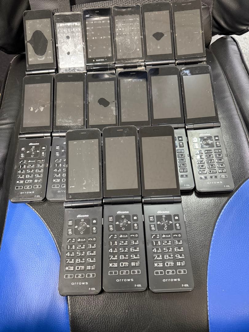 ガラケー、携帯本体まとめ売りバラ売り可セット - メルカリ