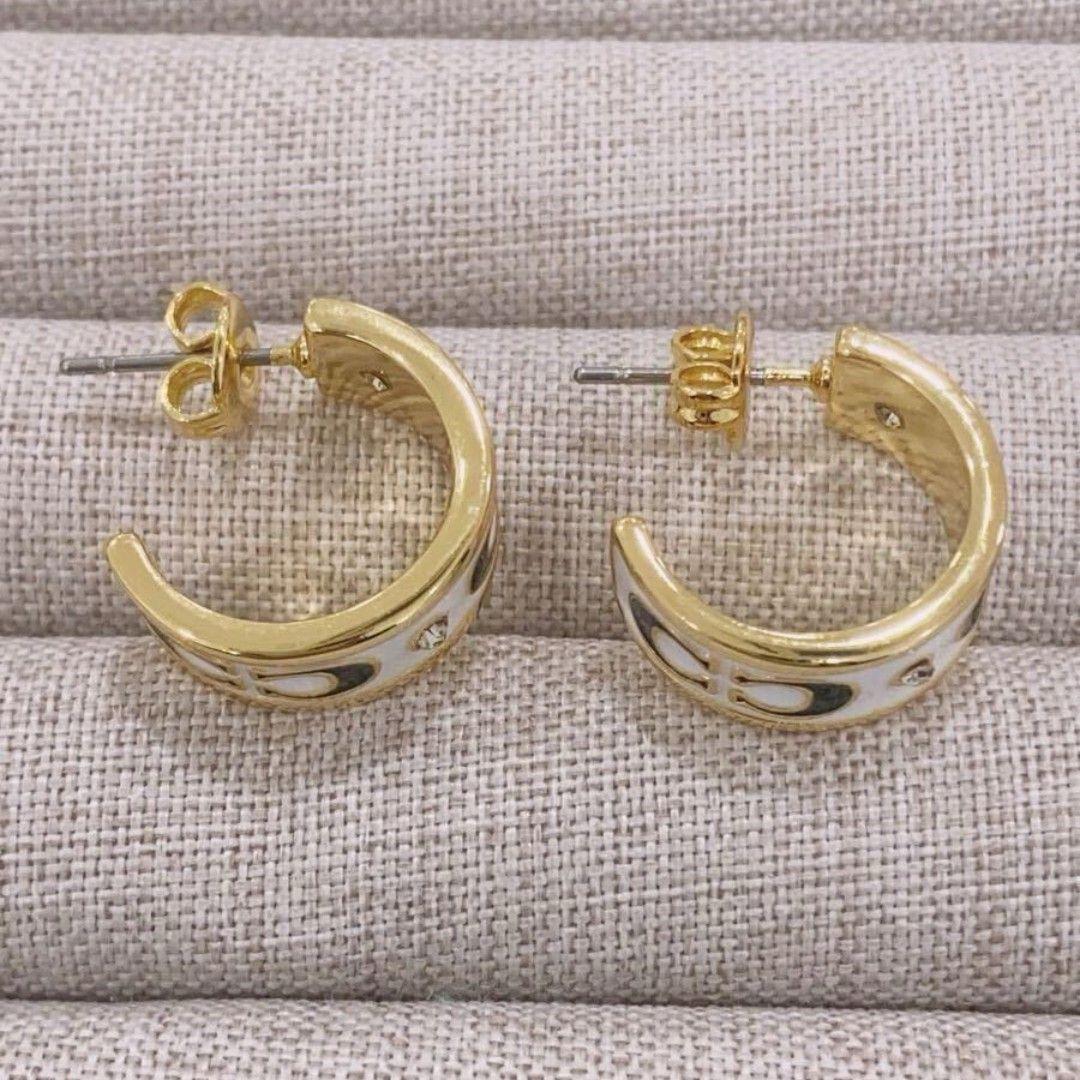 ✨新品 大特価✨コーチ シグネチャー エナメル ピアス ホワイトx