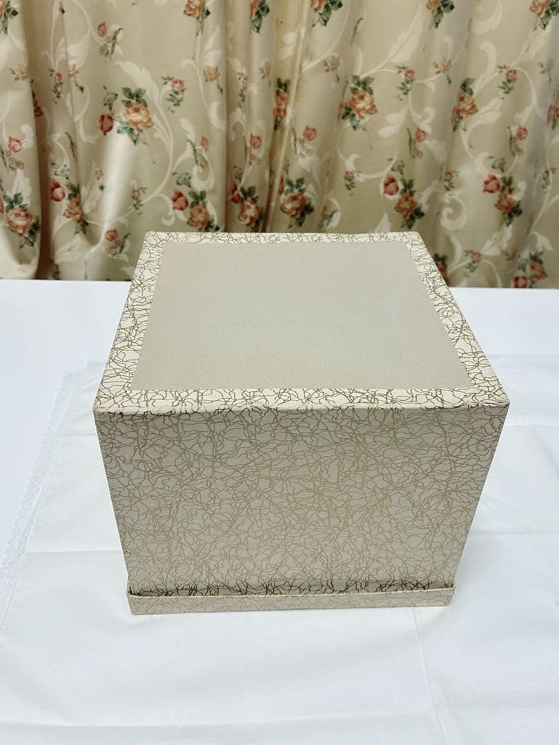 飛騨春慶塗　盆付き三段重1点・菓子盆1点　　合計2点セット