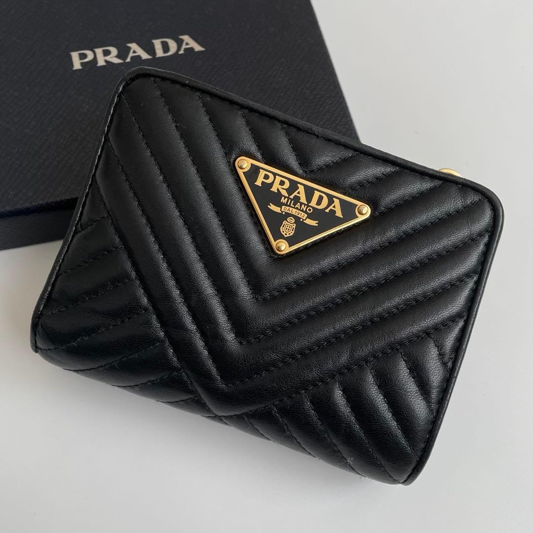 美品】プラダ二つ折り財布三角ロゴキルティング黒レザーダイアグラム