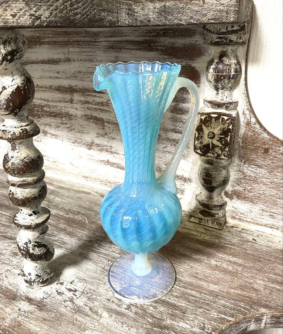 フランスアンティーク オパールセントガラス オパリン 花瓶 フラワーベース 花器 1900年代オパリンガラスのフラワーベース（高さ20cm） フランス