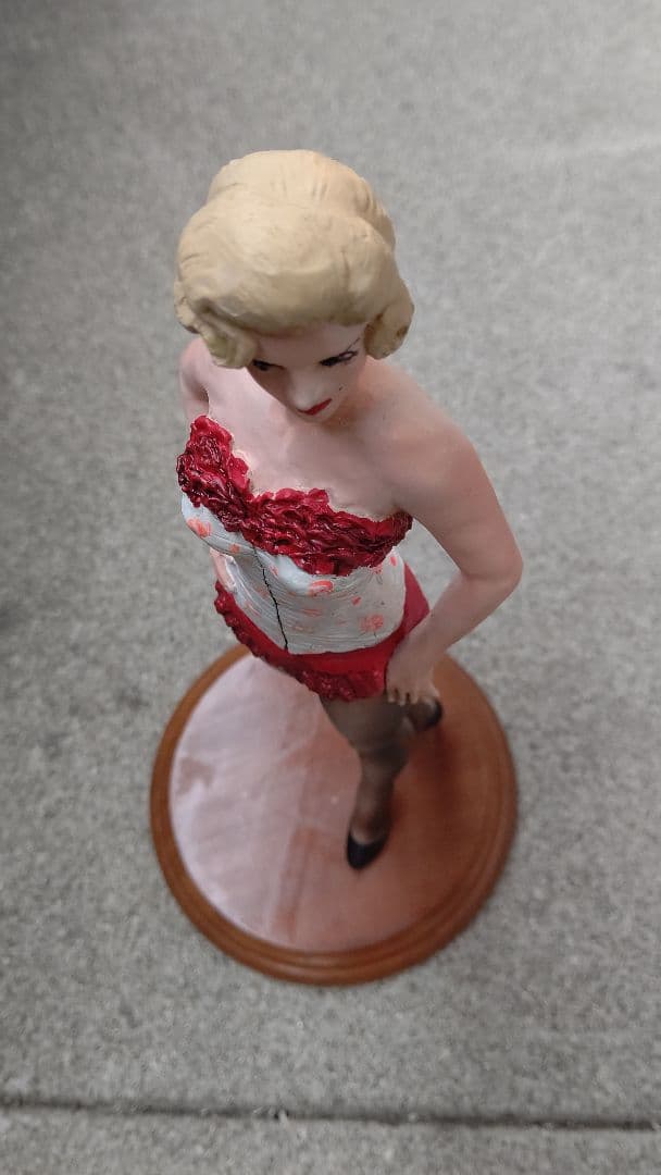 マリリン・モンローの[帰るざる河]をイメージしたフィギュア