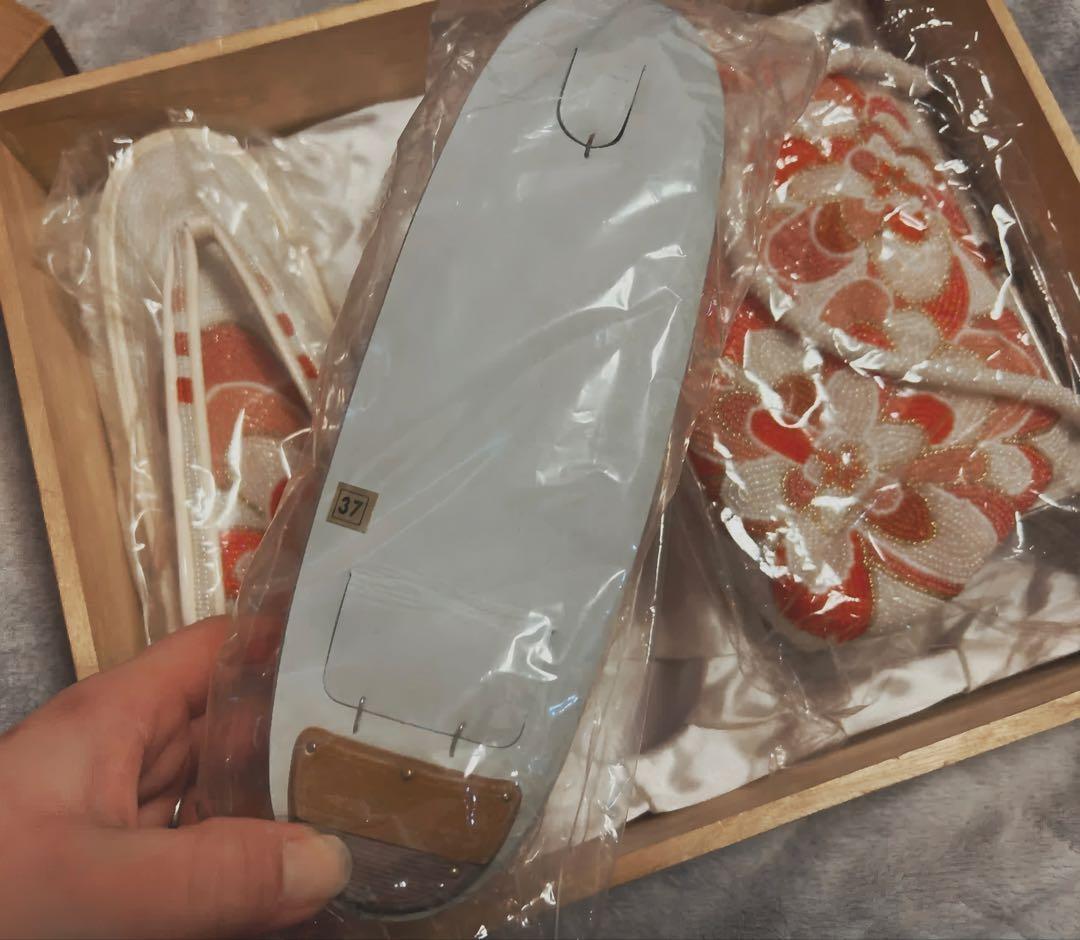 【未使用】美しいビーズ装飾 草履・バッグセット(木箱入り)