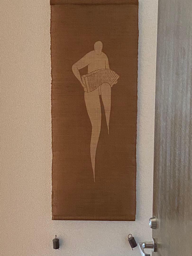 望月通陽 草木染めタペストリー 「奏でる器」からー 「バンドネオン」