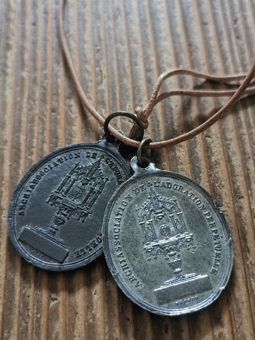 アンティークメダイ 祭壇と聖人 異素材ラージチャーム2枚ペアセット