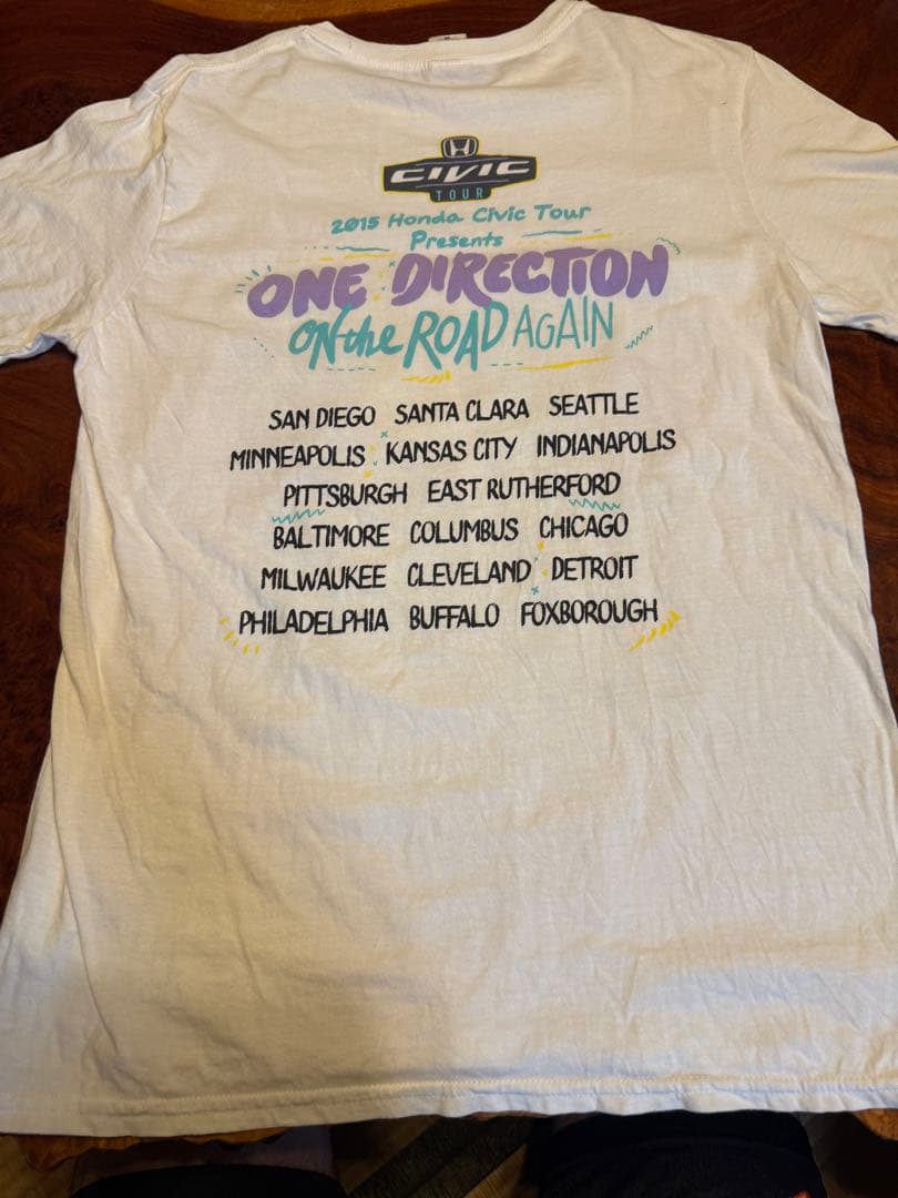 ワンダイレクションGILDAN白正規オリジナルツアーT、Mコピーライト入り