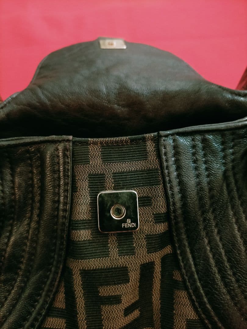 FENDI フェンディ ズッカ柄のスパイバッグ