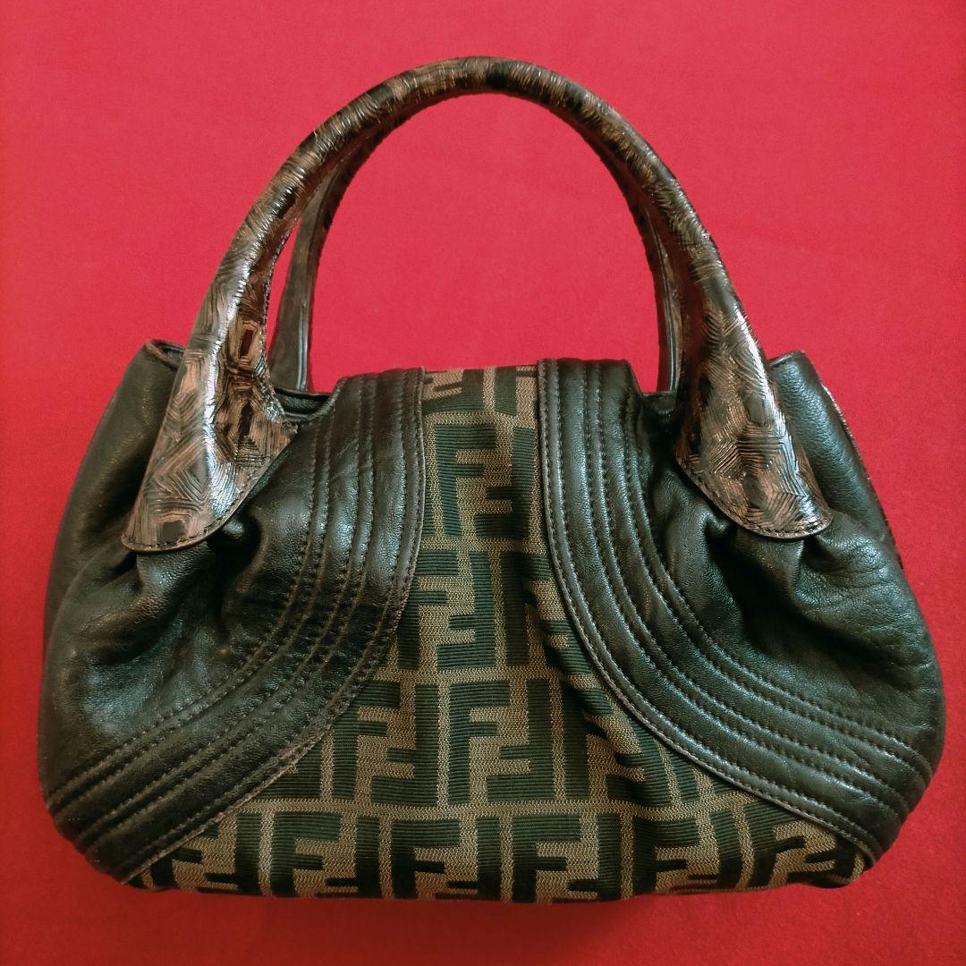 FENDI フェンディ ズッカ柄のスパイバッグ