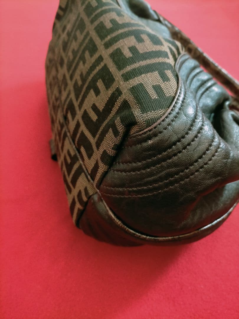 FENDI フェンディ ズッカ柄のスパイバッグ