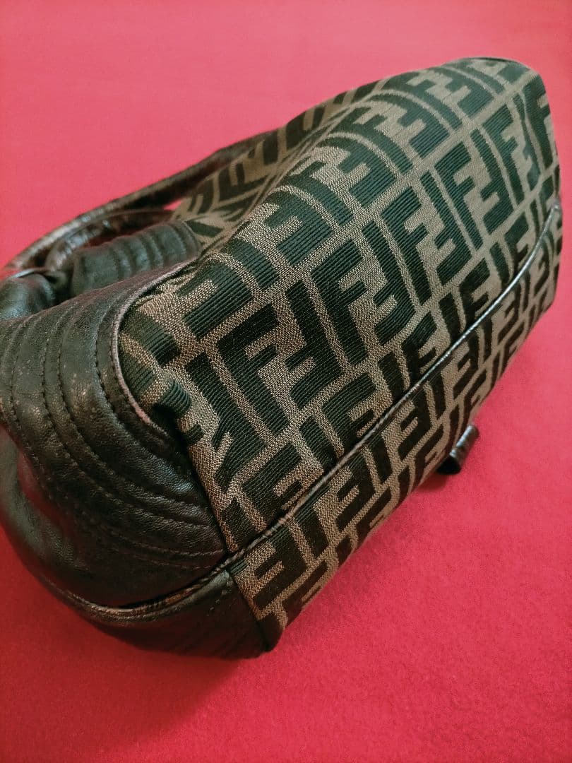 FENDI フェンディ ズッカ柄のスパイバッグ