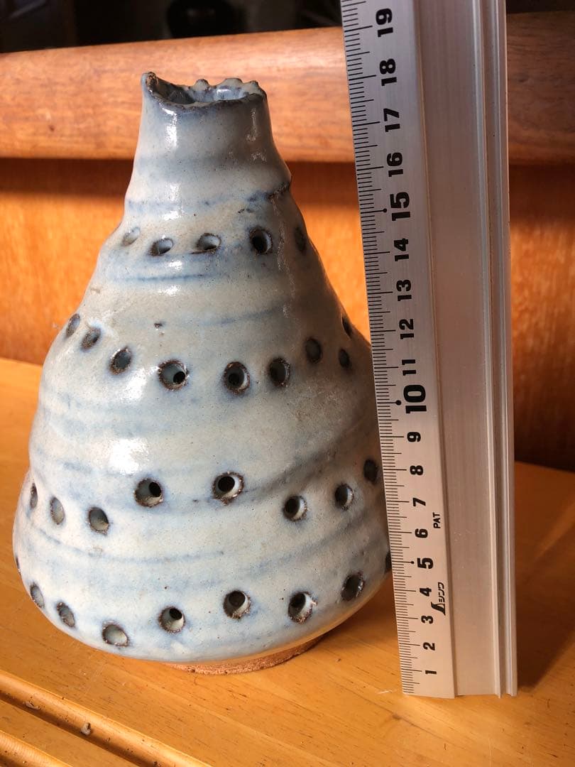 白 陶器 円錐形 花器