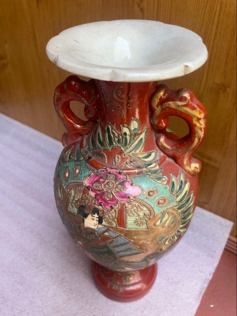 赤色の日本伝統陶器花瓶