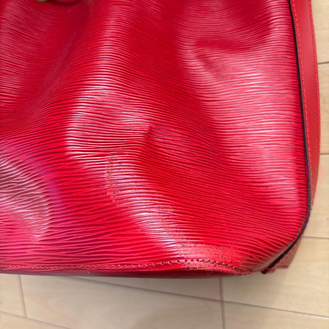 Louis Vuitton エピレザー レッドショルダーバッグ