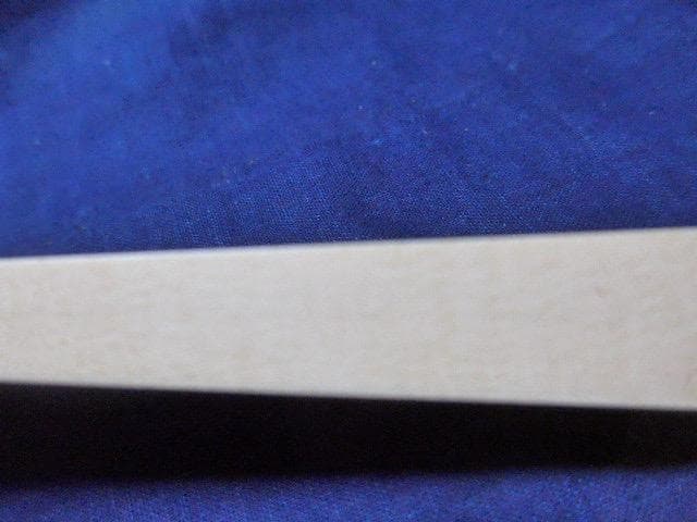 三味線の乳白色の撥です。目だつ傷はありませんが大変古いものです