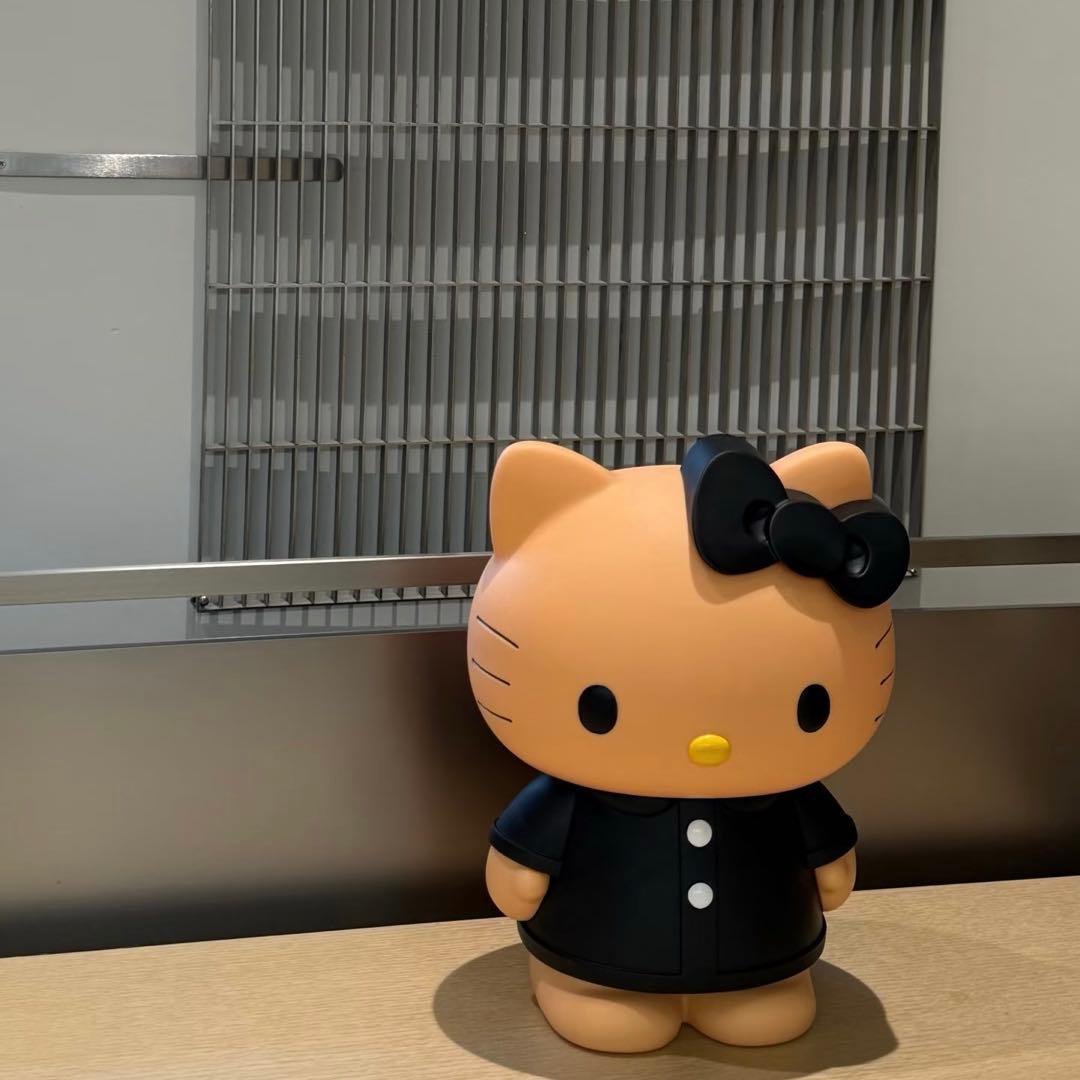 ハローキティ 黒いコート PVC貯金箱