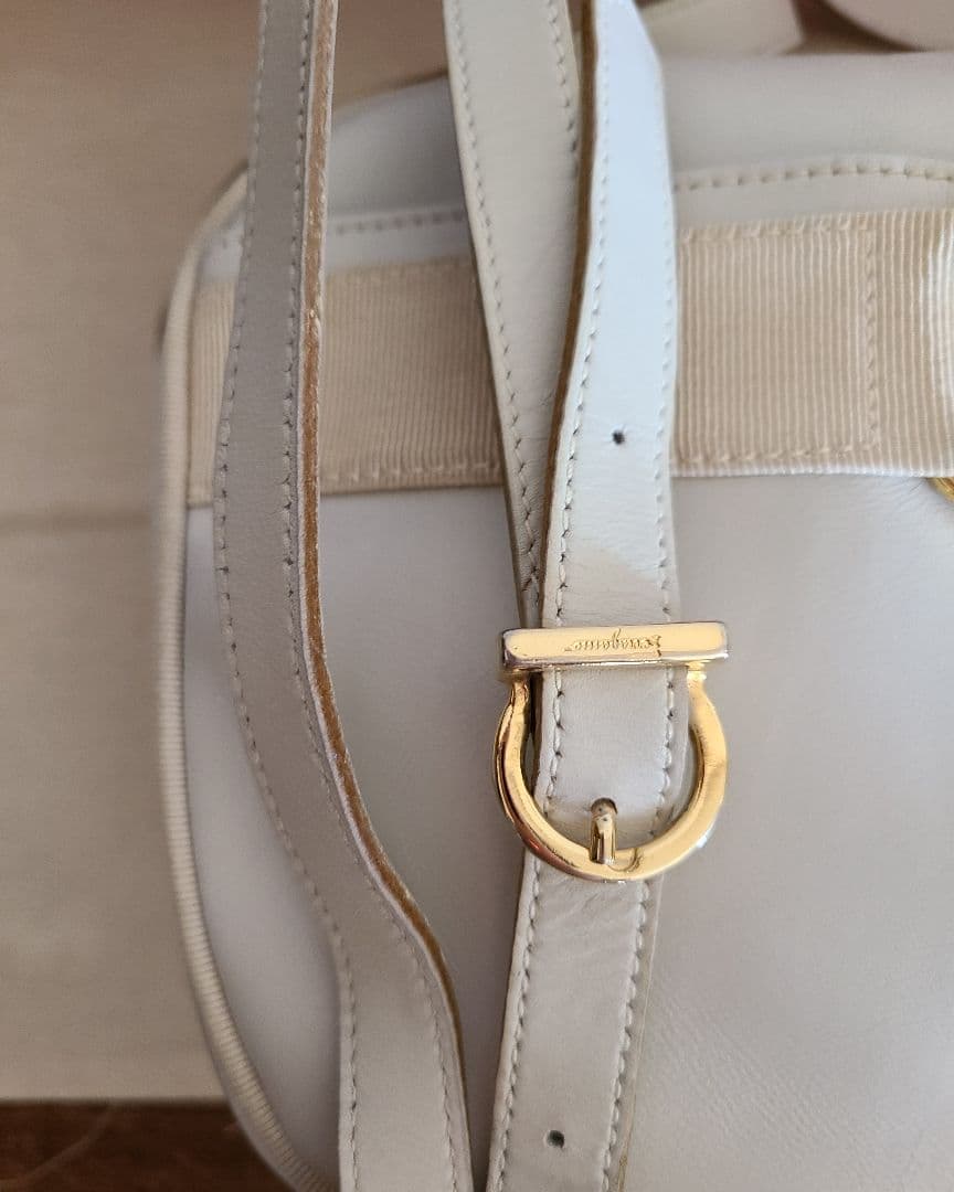 Salvatore Ferragamoショルダーバッグ 『 美品』グレージュ