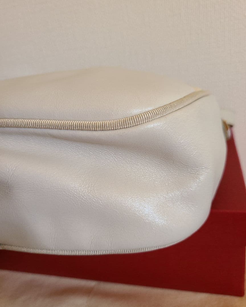 Salvatore Ferragamoショルダーバッグ 『 美品』グレージュ