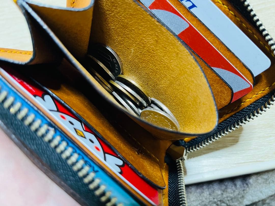 パッと見白いダークブラウン×オルモ（山吹色）のL字ファスナーウォレット