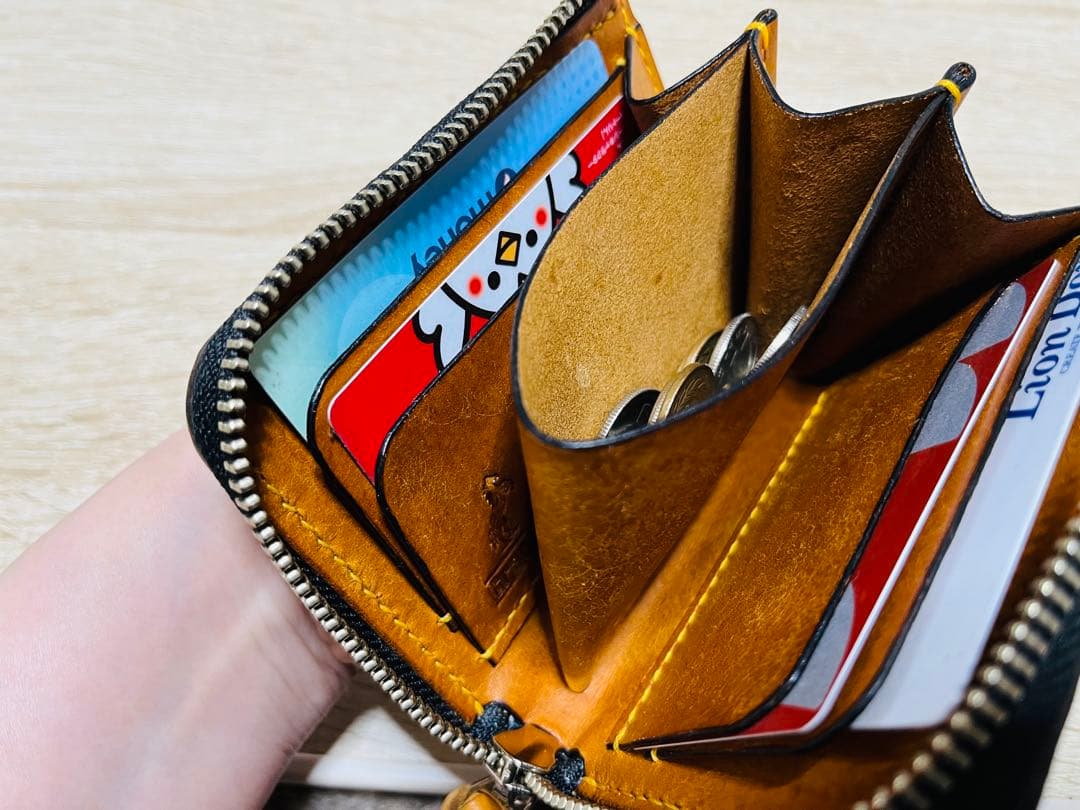 パッと見白いダークブラウン×オルモ（山吹色）のL字ファスナーウォレット