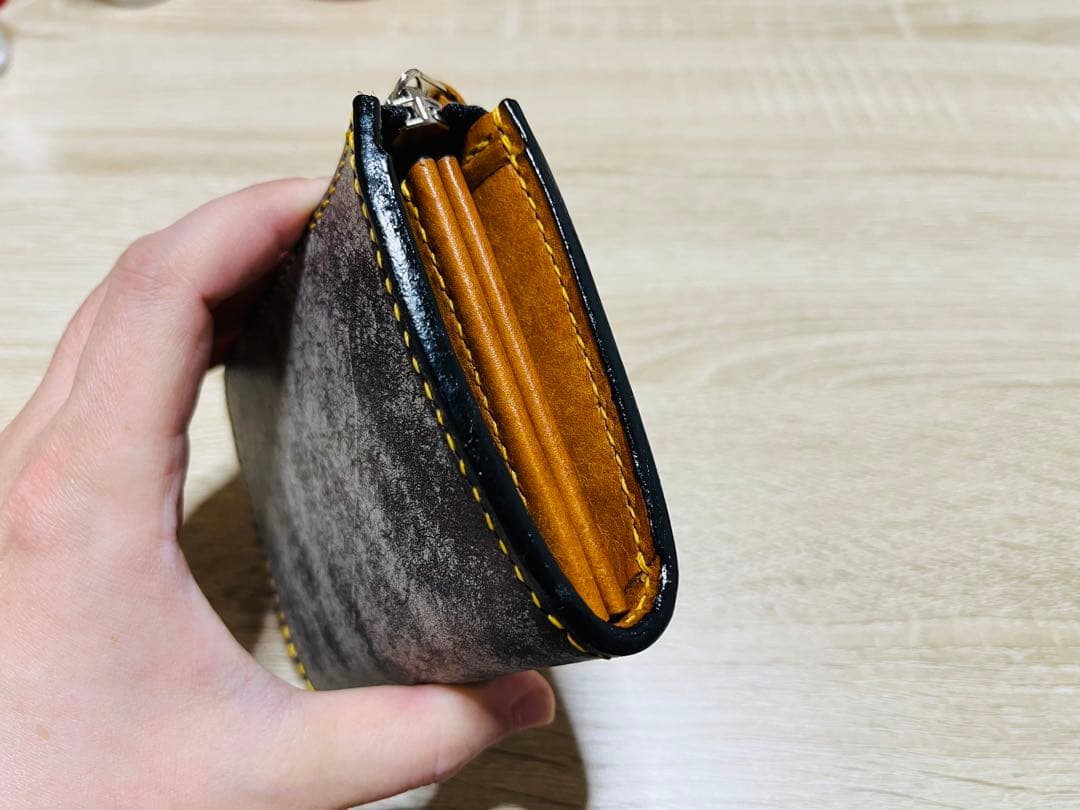 パッと見白いダークブラウン×オルモ（山吹色）のL字ファスナーウォレット