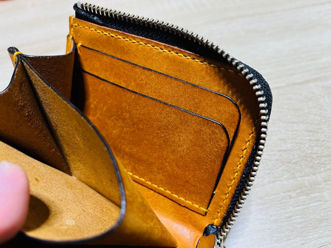 パッと見白いダークブラウン×オルモ（山吹色）のL字ファスナーウォレット