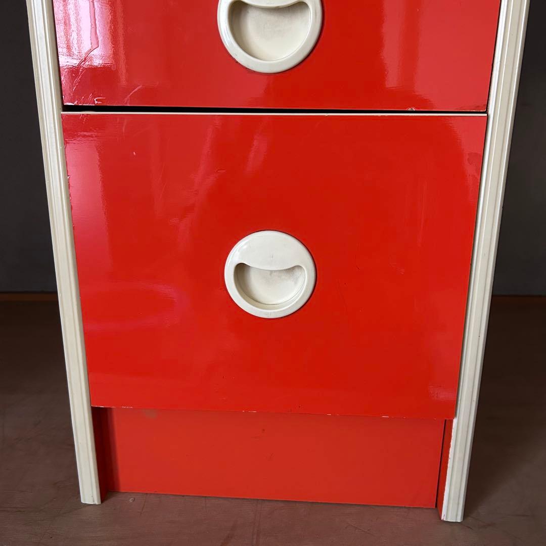 オレンジ色の5段チェスト