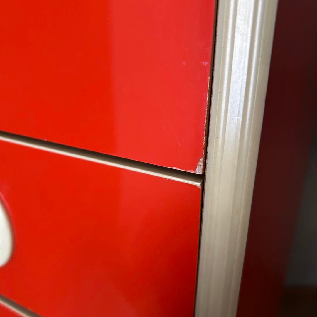 オレンジ色の5段チェスト