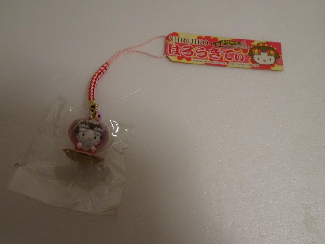 新品、未使用。ご当地限定ハローキティ根付けストラップ16個+中古2個　de-18