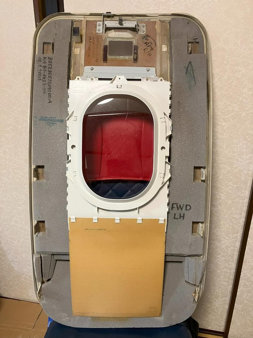 エアバスA320 AIRBUS 機内 客室 内装 壁 非常口 ウィンドウガラスの