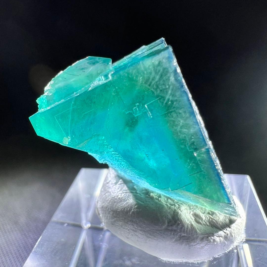 ヤオガンシャン産 「深藍色」グリーンフローライト ライトグリーン