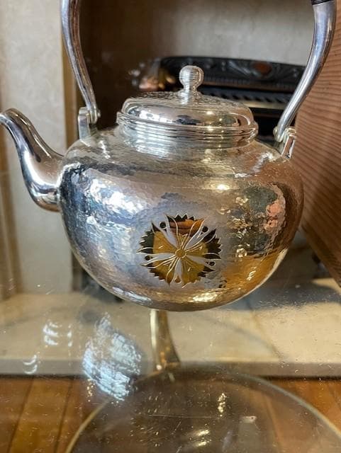 銀製 茶釜 花模様 木箱付き 銀製 茶釜 花模様 木箱付き 美しい花