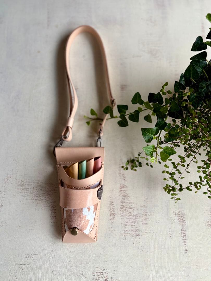 vivi ヌメ革ナチュラル、ハラコカウのコンパクトシザーケースと皮袋付き