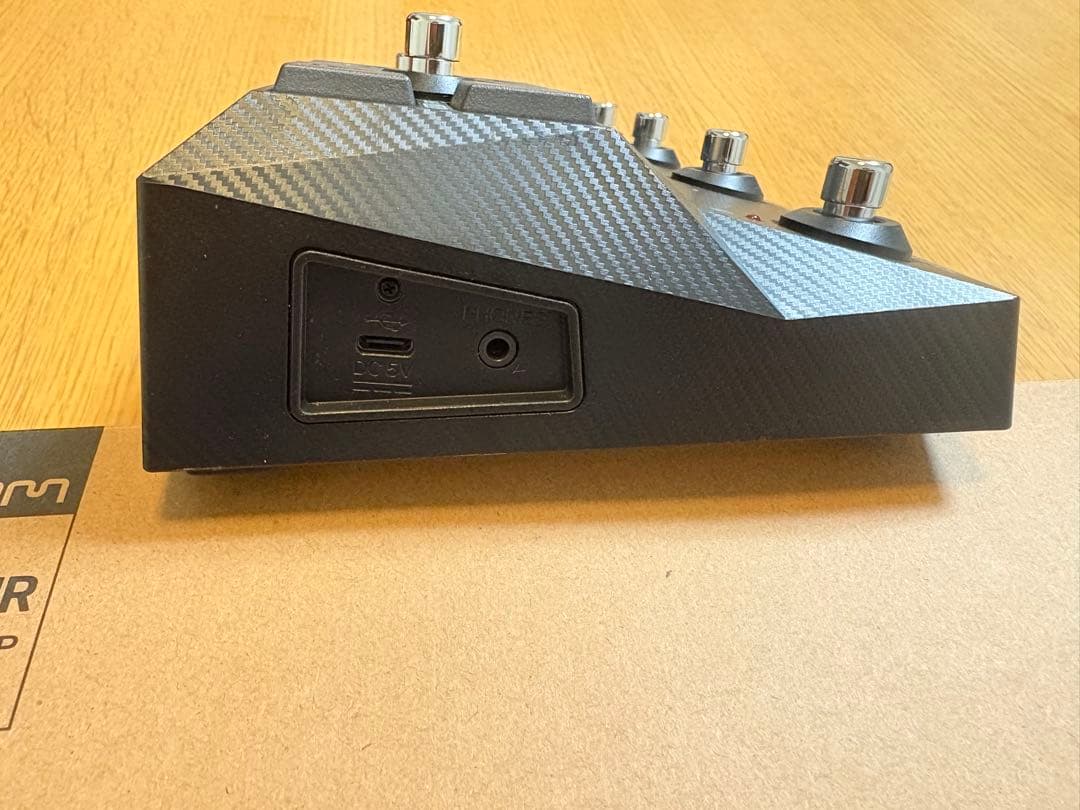 美品　ZOOM マルチエフェクター B2 FOUR ベースエフェクター　ズーム