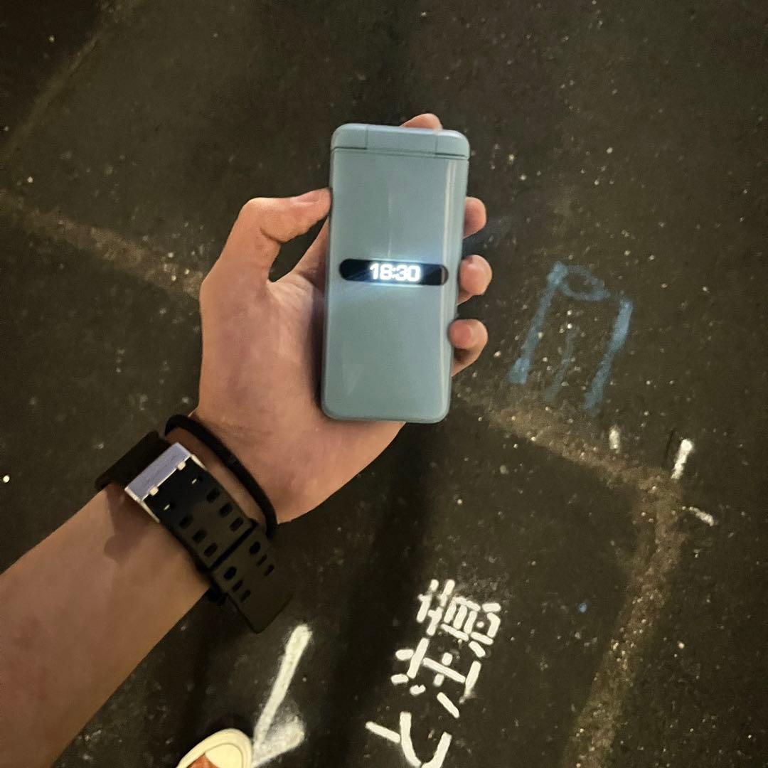 au HITACHI GRATINA KYF42 折りたたみ式携帯電話 水色-日本初の公式